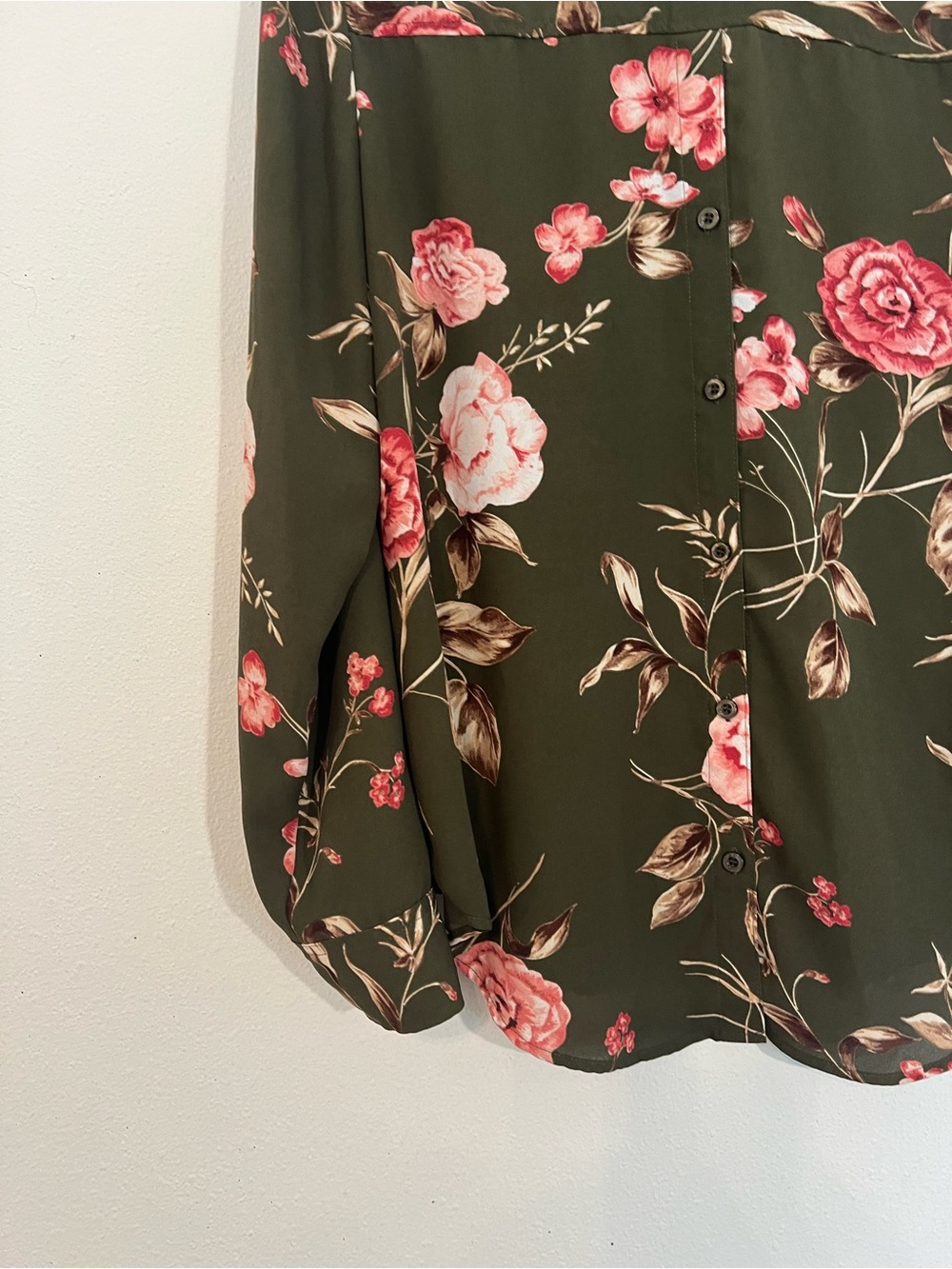 New York & Company Olive Green Floral V-Neck Blouse size Medium - Picture 5 of 9